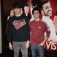 Javier Calvo y Javier Ambrossi en el estreno de 'Un chico de revista'