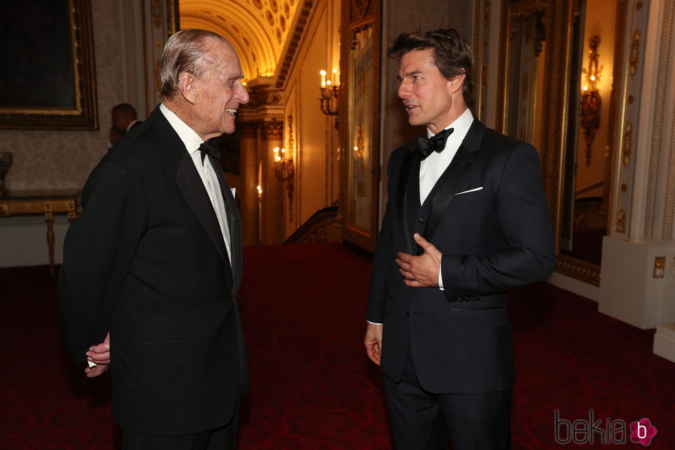 El Duque de Edimburgo y Tom Cruise charlando en Buckingham Palace