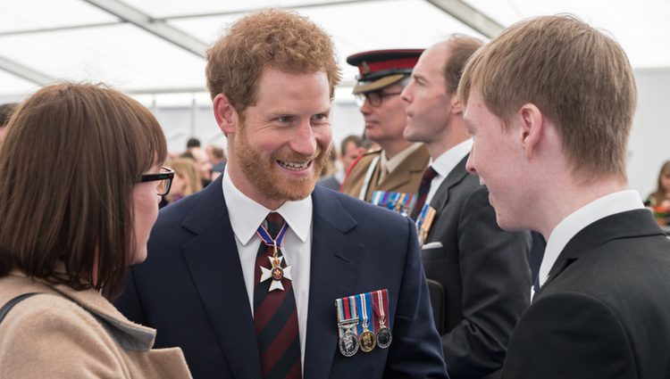 El Príncipe Harry en la inauguración de un Memorial en recuerdo a los caídos en las guerras de Irak y Afganistán