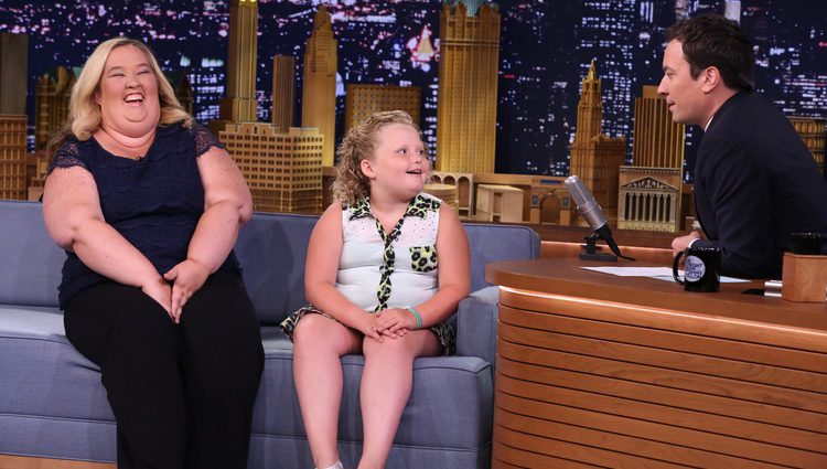 June Thompson y su hija Honey Boo Boo en el programa de Jimmy Fallon