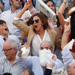 Virginia Troconis apoyando desde las gradas a su marido Manuel Díaz en Morón de la Frontera