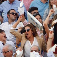 Virginia Troconis apoyando desde las gradas a su marido Manuel Díaz en Morón de la Frontera