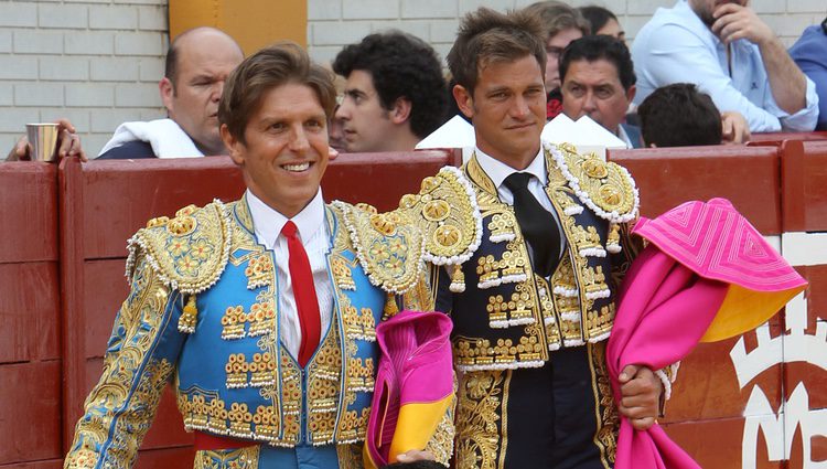 Manuel Díaz 'El Cordobés' y Julio Benítez, instantes antes de comenzar la corrida de toros en Morón de la Frontera