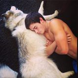 KJ Apa posa junto a su perro