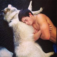 KJ Apa posa junto a su perro