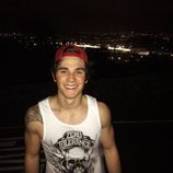 KJ Apa posa sonriente