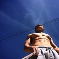 KJ Apa muestra su dorso musculado