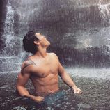 KJ Apa en una catarata