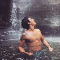 KJ Apa en una catarata