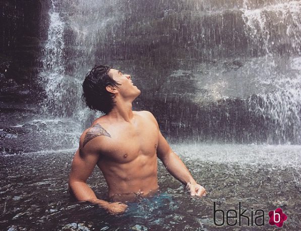 KJ Apa en una catarata