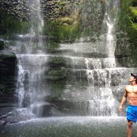 KJ Apa en bañador