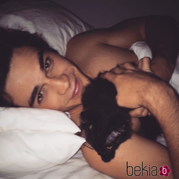 KJ Apa posa tierno junto a su perro