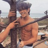 KJ Apa junto a un amigo