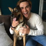 KJ Apa posa sonriente junto a su perro