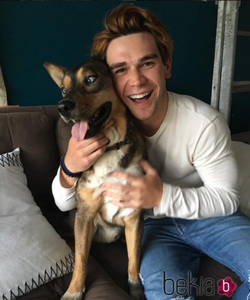 KJ Apa posa sonriente junto a su perro