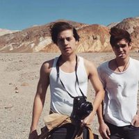 KJ Apa junto a Cole Sprouse