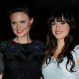 Emily y Zooey Deschanel en un evento