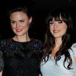 Emily y Zooey Deschanel en un evento