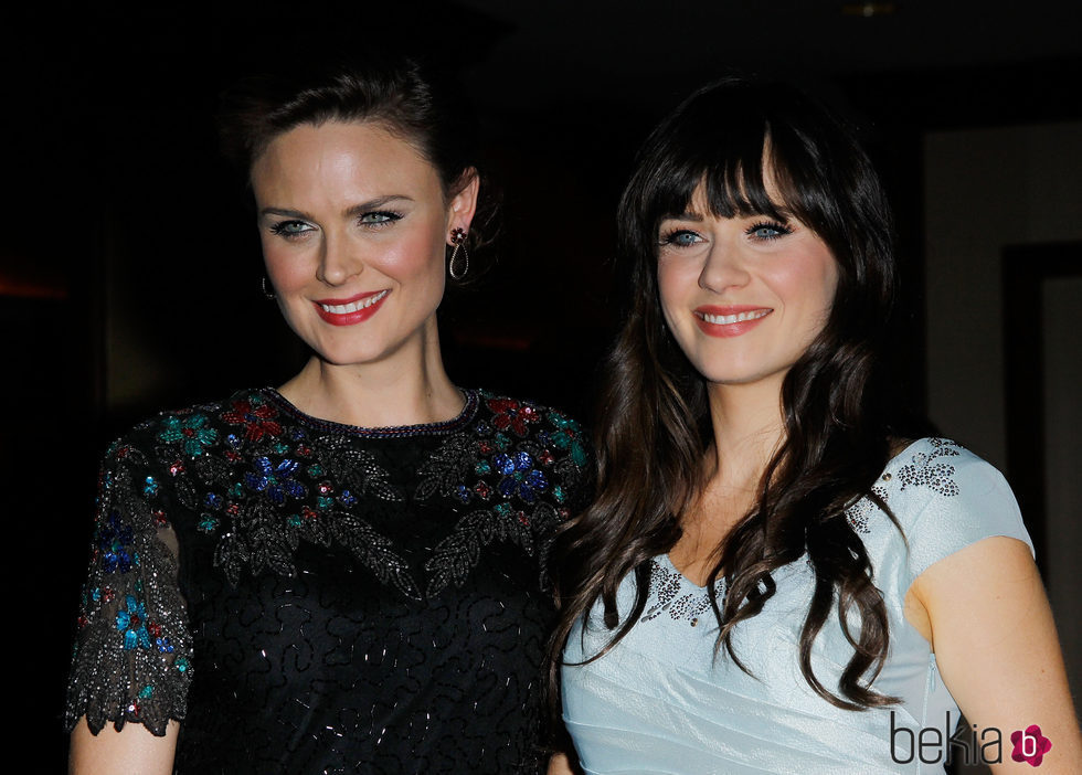 Emily y Zooey Deschanel en un evento