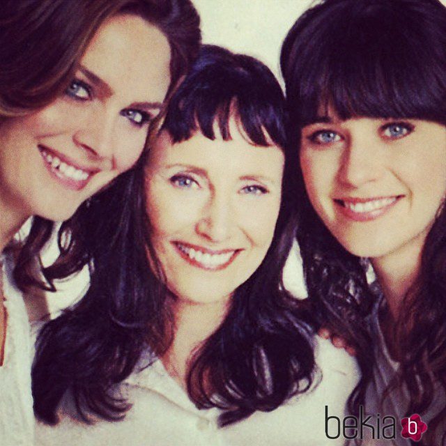 Las hermanas Emily y Zooey Deschanel con su madre