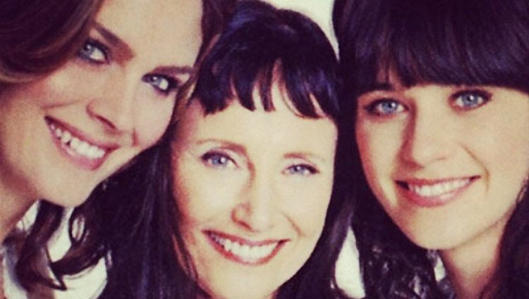 Las hermanas Emily y Zooey Deschanel con su madre