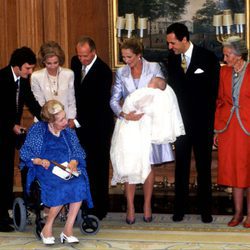 Froilán en su bautizo con sus padres, sus abuelos y su bisabuela, la Condesa de Barcelona