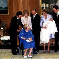 Froilán en su bautizo con sus padres, sus abuelos y su bisabuela, la Condesa de Barcelona