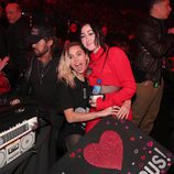 Miley Cyrus junto a su hermana Noah en los iHeartRadio Music Awards