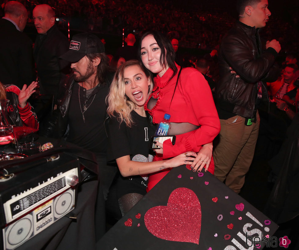 Miley Cyrus junto a su hermana Noah en los iHeartRadio Music Awards