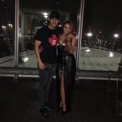 Jesy Nelson junto a Chris Clark