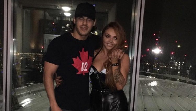 Jesy Nelson junto a Chris Clark