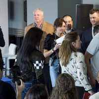 Cristiano Ronaldo rodeado de algunas personas que acudieron a la inauguración de su nuevo gimnasio