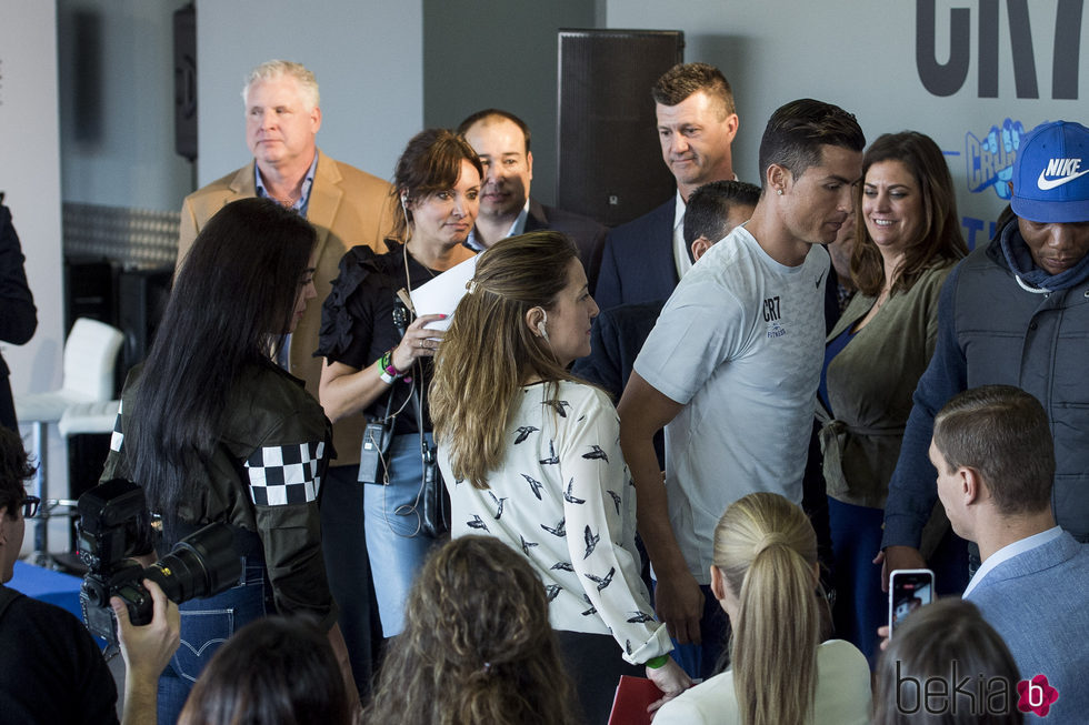 Cristiano Ronaldo rodeado de algunas personas que acudieron a la inauguración de su nuevo gimnasio