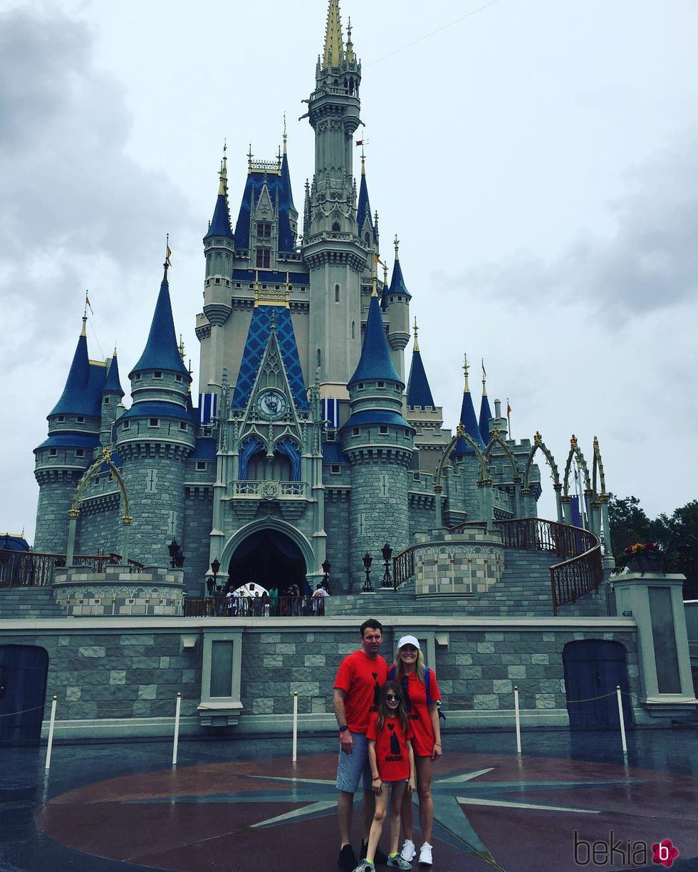 Jamie Lynn Spears con su hija Maddie y su marido Jamie Watson en Disney World