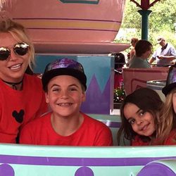 Britney Spears con su hijo Sean y sus sobrinas Maddie y Lexie en Disney World