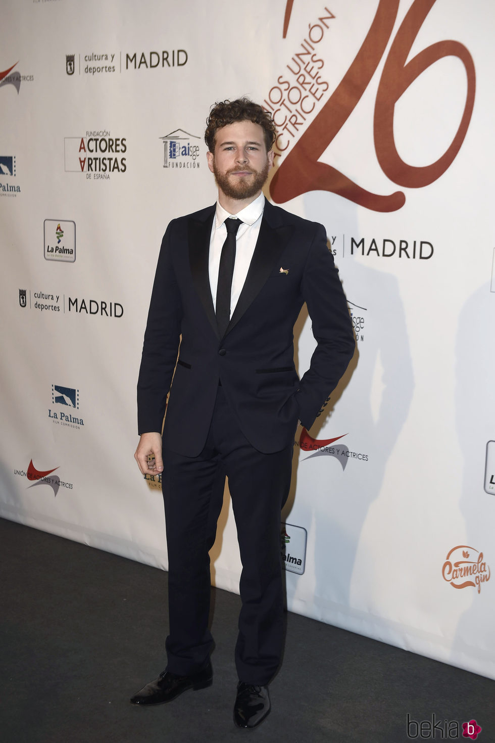 Álvaro Cervantes en la red carpet de la XXVI edición de los Premios de la Unión de Actores