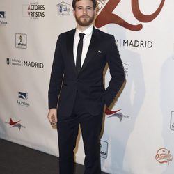 Álvaro Cervantes en la red carpet de la XXVI edición de los Premios de la Unión de Actores