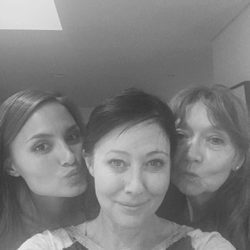 Shannen Doherty posa con su madre y su amiga Anne Marie Kortright