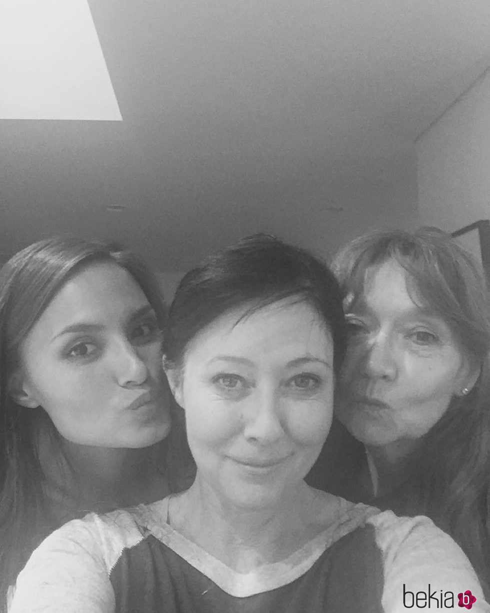 Shannen Doherty posa con su madre y su amiga Anne Marie Kortright