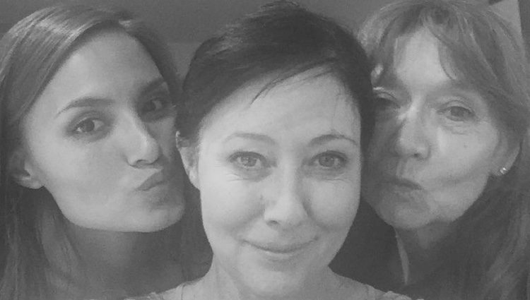 Shannen Doherty posa con su madre y su amiga Anne Marie Kortright