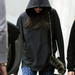 Irina Shayk escondiéndose con una sudadera negra holgada para no lucir embarazo