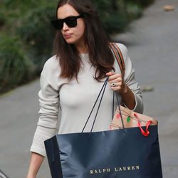 Irina Shayk tapando su barriguita con una bolsa de Ralph Lauren