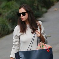 Irina Shayk tapando su barriguita con una bolsa de Ralph Lauren