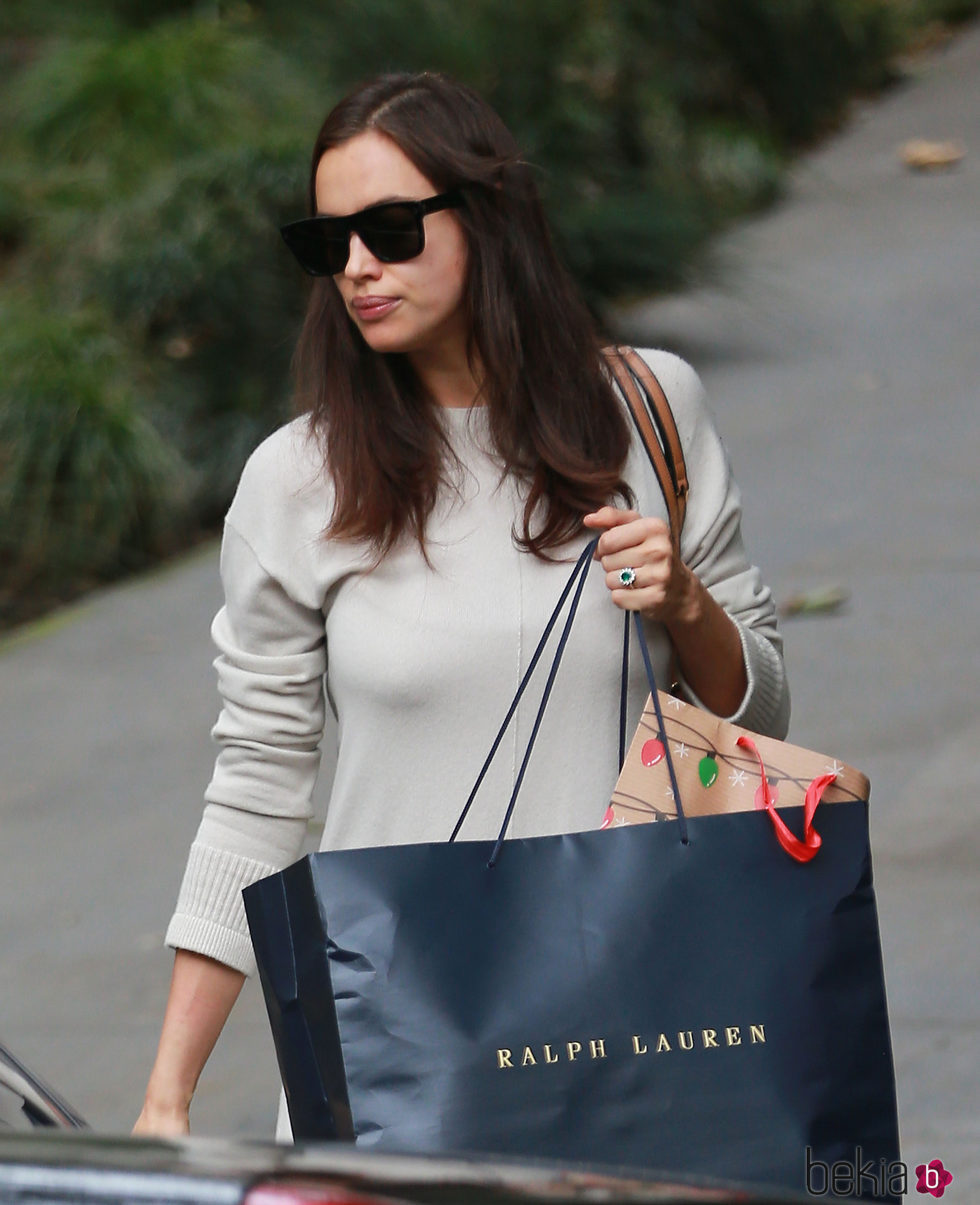 Irina Shayk tapando su barriguita con una bolsa de Ralph Lauren