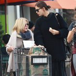 Irina Shayk comprando con la madre de Bradley Cooper en Los Angeles