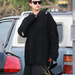 Irina Shayk ocultando su embarazo con un look total black