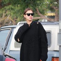 Irina Shayk ocultando su embarazo con un look total black