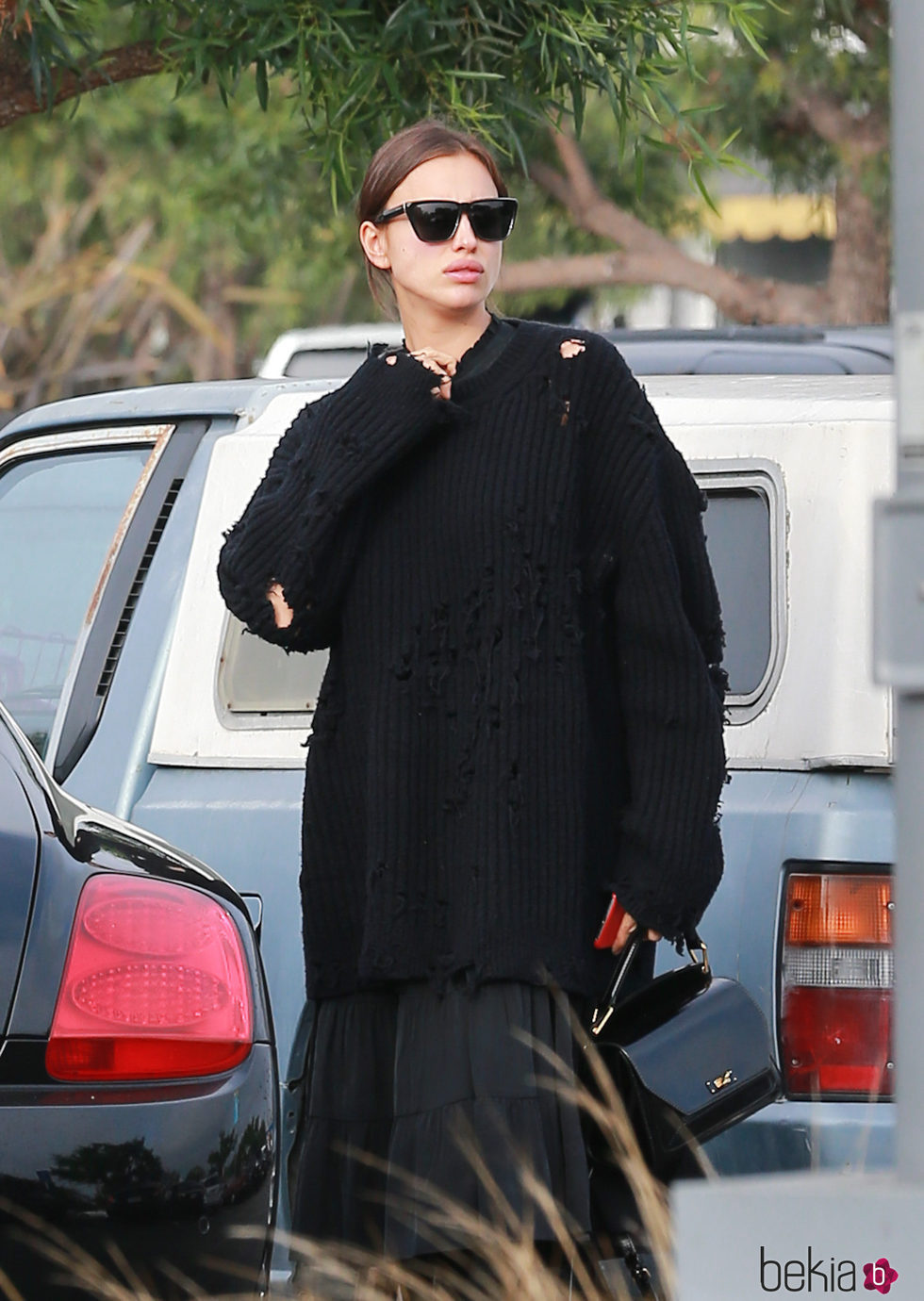 Irina Shayk ocultando su embarazo con un look total black