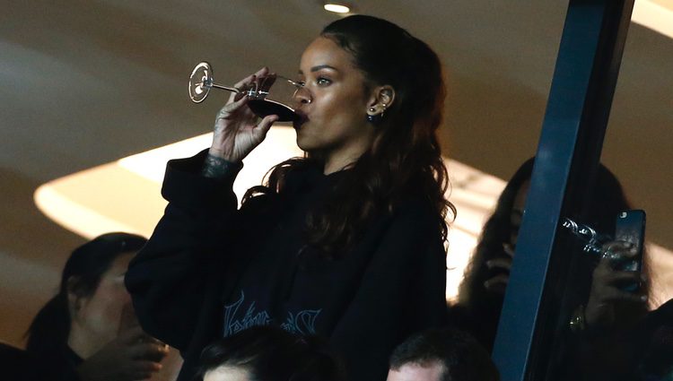 Rihanna tomándose una copa de vino en Francia