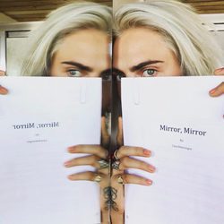 Cara Delevingne mostrando su nueva novela 'Mirrow, mirrow'